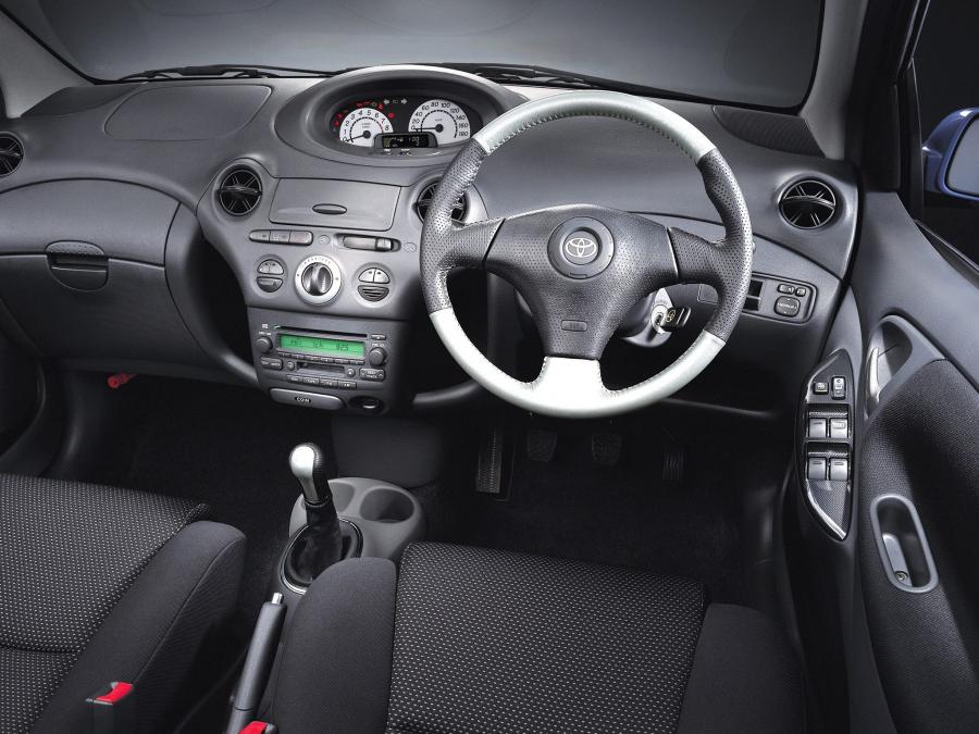  Toyota Vitz RS 3-Door 2000 года  (фото 4 из 6)